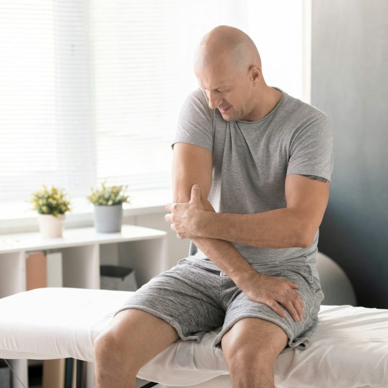 Frau erhält eine Nackenmassage. Osteopathiesche Behandlung in Frankfurt